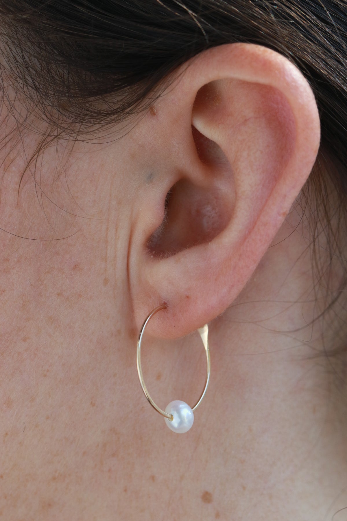 7/8 Inch Single Pearl Hoop Earrings Earrings 756A5554_68ee928d-2877-4eae-85fb-badc0036fcc1