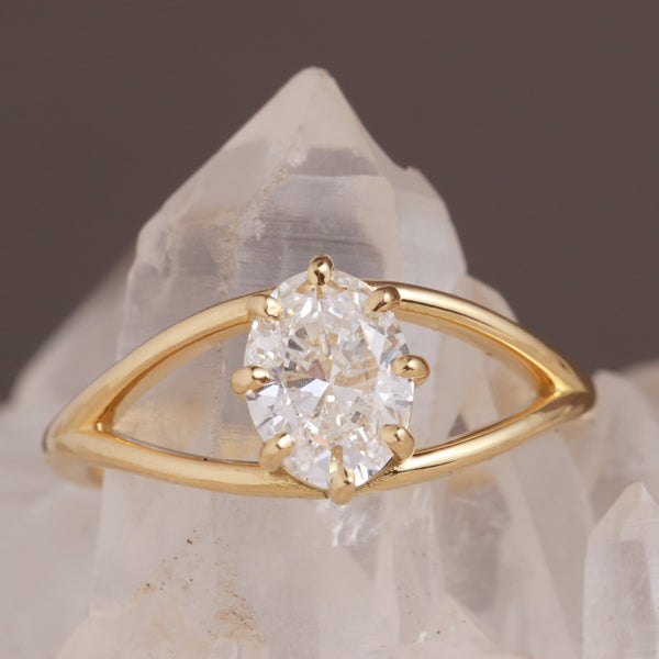 oval diamond prong set eye ring